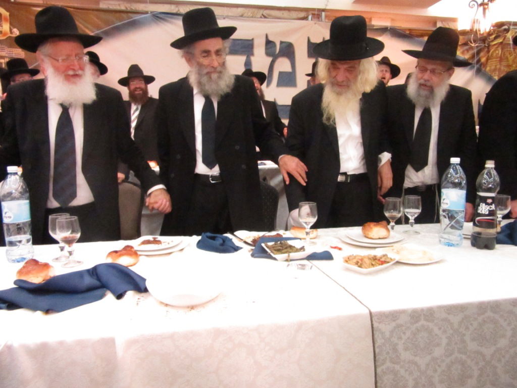 מנחם כרמל הכניס ספר תורה לישיבת פוניבז' • גלריה