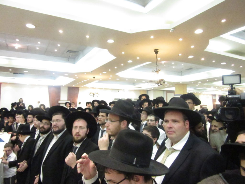 מנחם כרמל הכניס ספר תורה לישיבת פוניבז' • גלריה