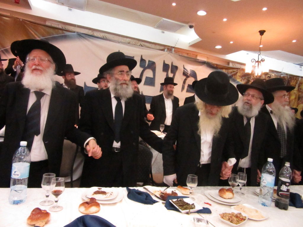 מנחם כרמל הכניס ספר תורה לישיבת פוניבז' • גלריה