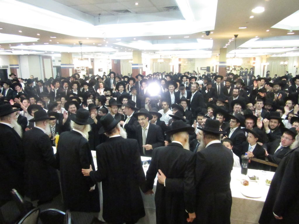 מנחם כרמל הכניס ספר תורה לישיבת פוניבז' • גלריה