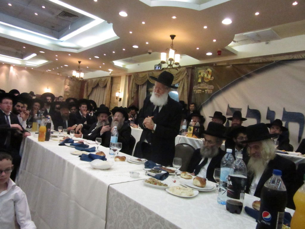 מנחם כרמל הכניס ספר תורה לישיבת פוניבז' • גלריה