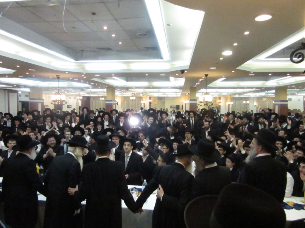 מנחם כרמל הכניס ספר תורה לישיבת פוניבז' • גלריה