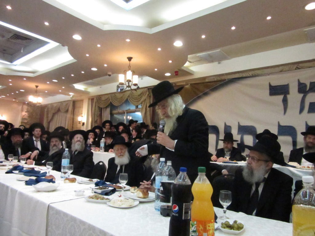 מנחם כרמל הכניס ספר תורה לישיבת פוניבז' • גלריה