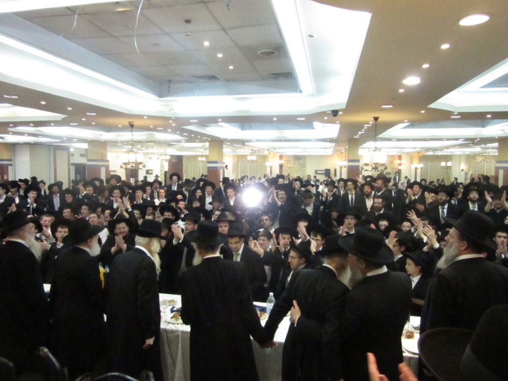 מנחם כרמל הכניס ספר תורה לישיבת פוניבז' • גלריה