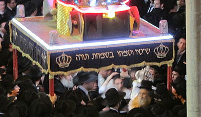 מנחם כרמל הכניס ספר תורה לישיבת פוניבז' • גלריה