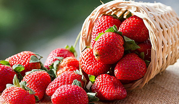 תותים, מכילים חומצה טובה לשיניים