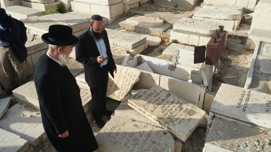 ח"כ ישראל אייכלר סייר בהר הזיתים ונקלע למטח ירי זיקוקים