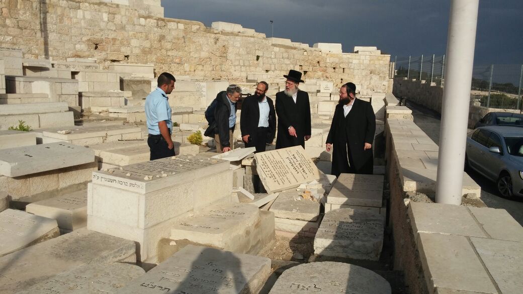 ח"כ ישראל אייכלר סייר בהר הזיתים ונקלע למטח ירי זיקוקים