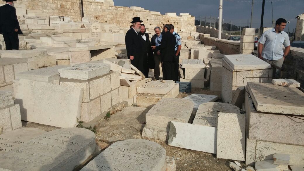 ח"כ ישראל אייכלר סייר בהר הזיתים ונקלע למטח ירי זיקוקים