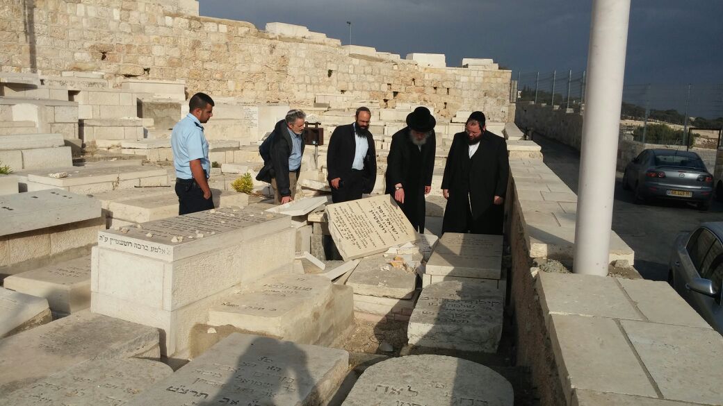 ח"כ ישראל אייכלר סייר בהר הזיתים ונקלע למטח ירי זיקוקים