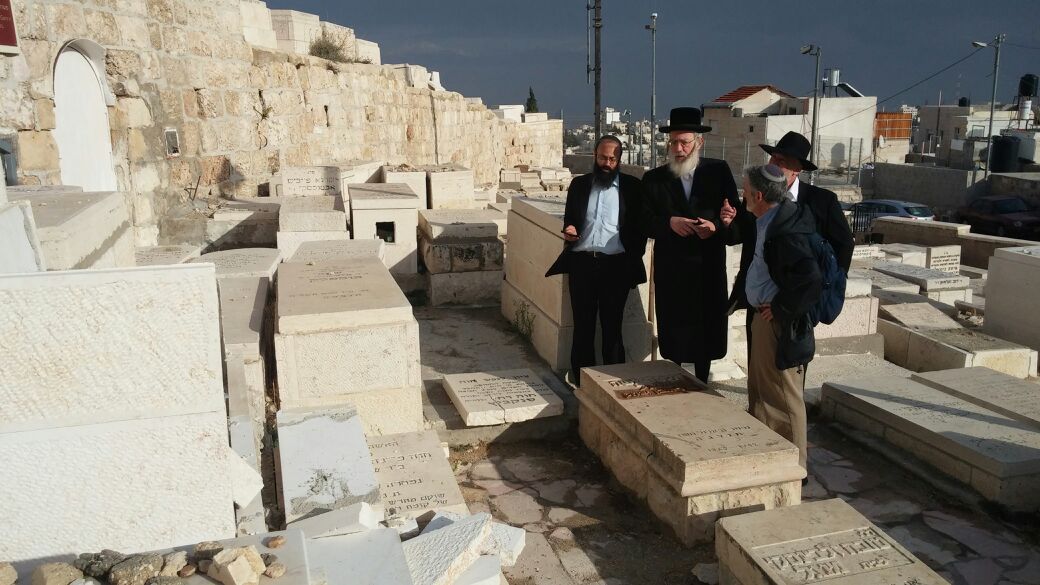 ח"כ ישראל אייכלר סייר בהר הזיתים ונקלע למטח ירי זיקוקים