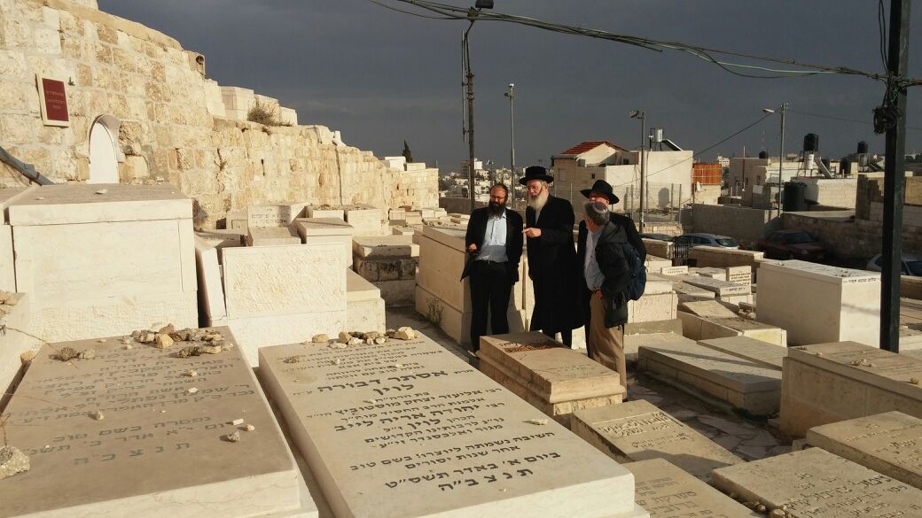 ח"כ ישראל אייכלר סייר בהר הזיתים ונקלע למטח ירי זיקוקים