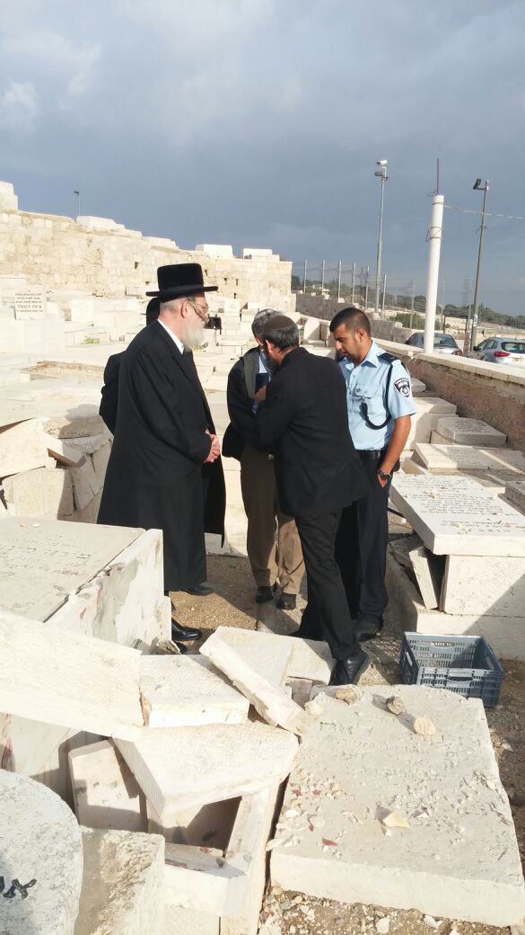 ח"כ ישראל אייכלר סייר בהר הזיתים ונקלע למטח ירי זיקוקים