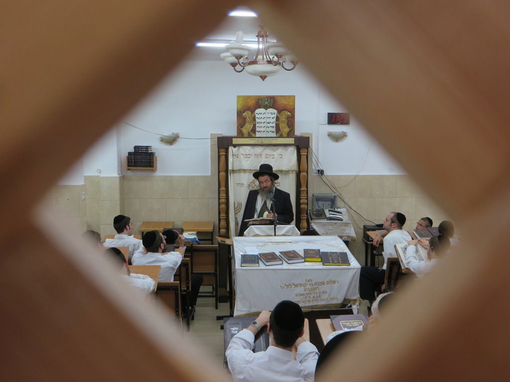 תמונות: ראש ישיבת 'חברון' הגר"ד כהן מסר שיעור עם יד מגובסת