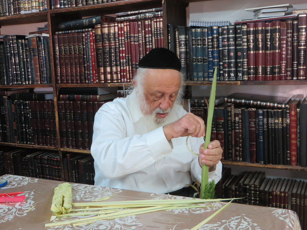 תיעוד ענק: חג הסוכות בישיבת פוניבז'