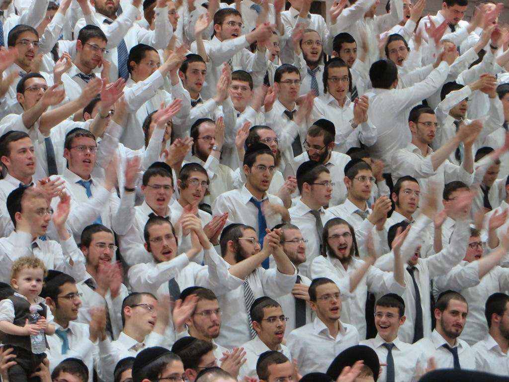 תיעוד ענק: חג הסוכות בישיבת פוניבז'