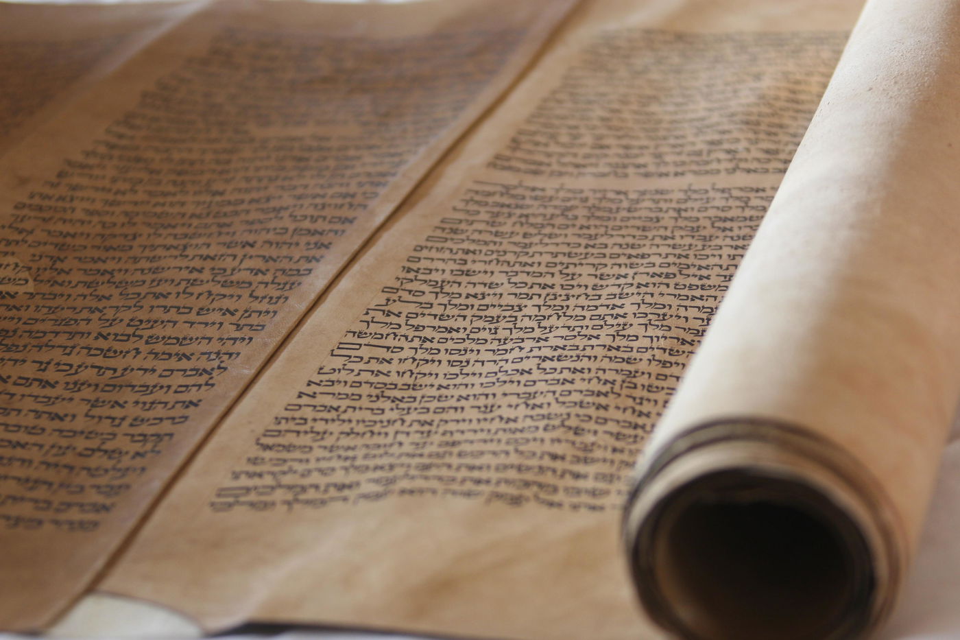 כפר יונה סוערת: עצרת מחאה כנגד ביזוי ספר התורה