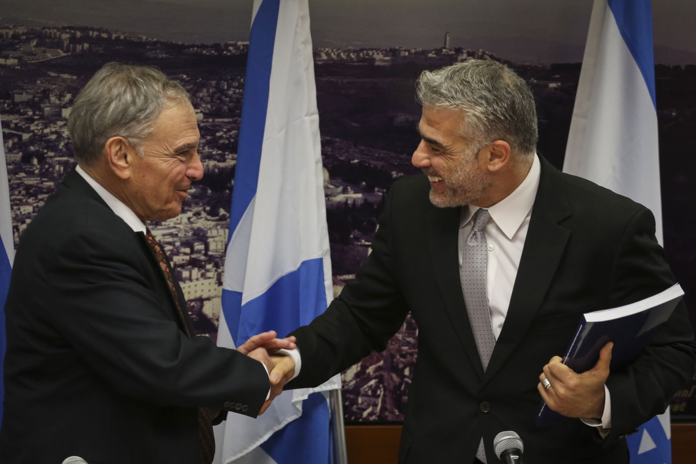 יאיר לפיד הפתיע בלוק חדש; הגיע למסיבת עיתונאים עם זקן