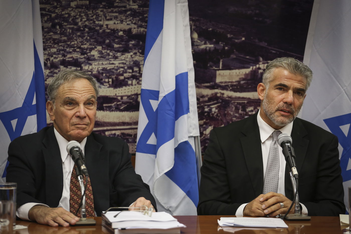 יאיר לפיד הפתיע בלוק חדש; הגיע למסיבת עיתונאים עם זקן