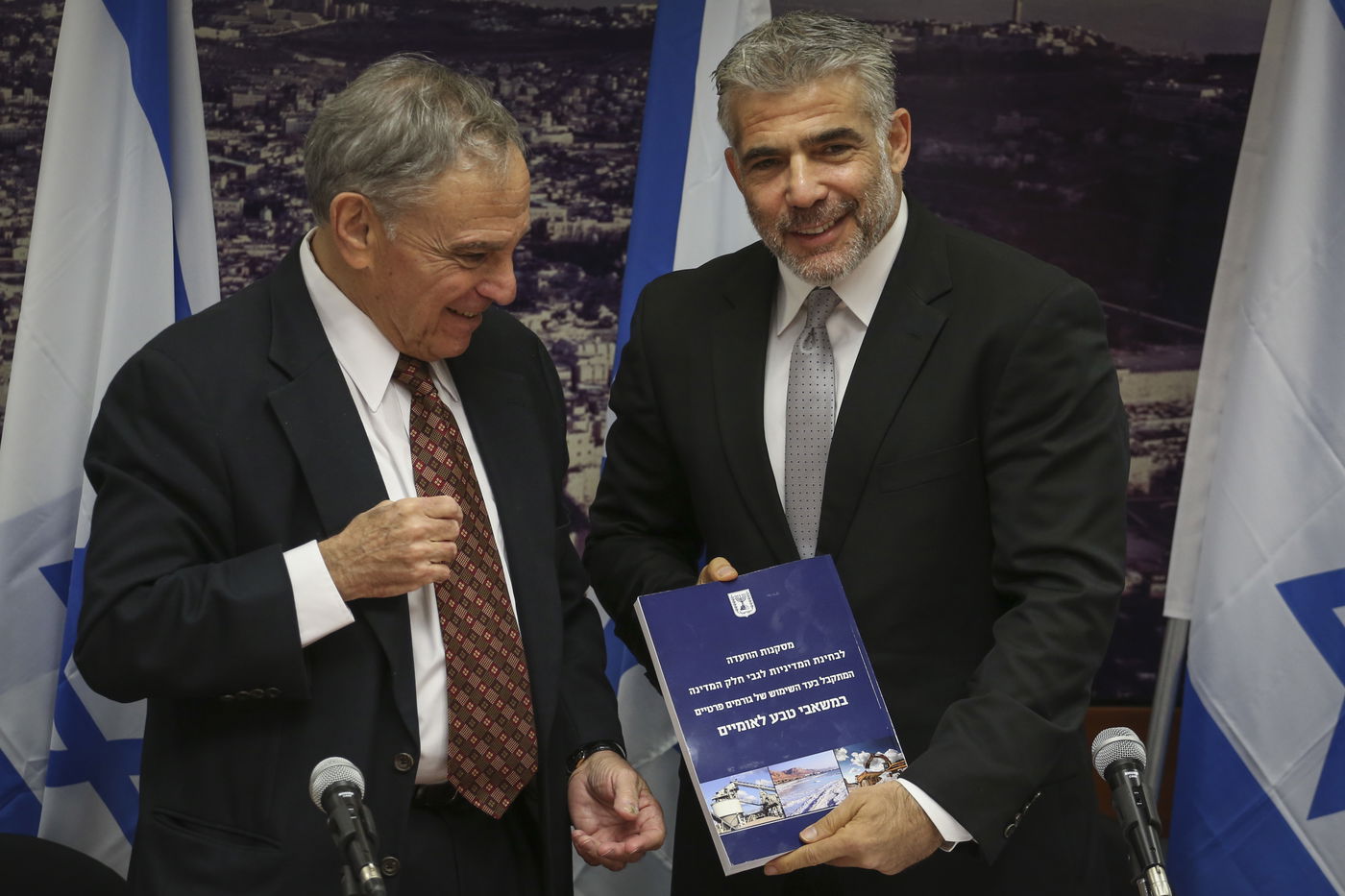 יאיר לפיד הפתיע בלוק חדש; הגיע למסיבת עיתונאים עם זקן