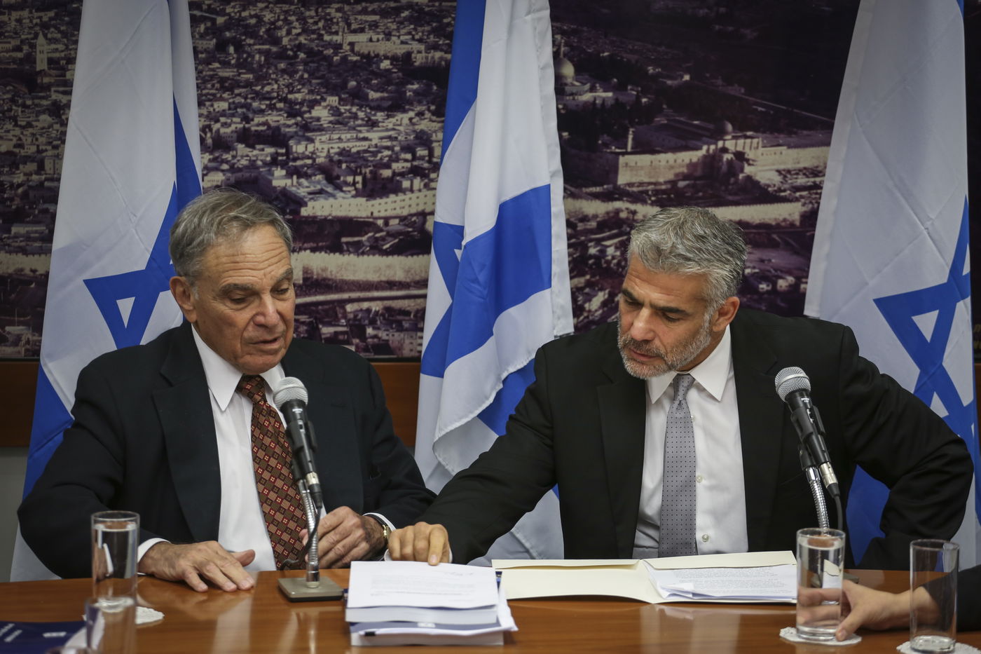 יאיר לפיד הפתיע בלוק חדש; הגיע למסיבת עיתונאים עם זקן