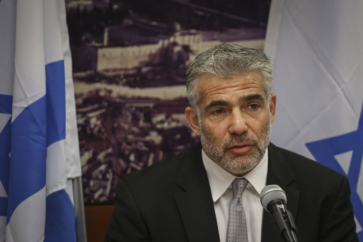 יאיר לפיד הפתיע בלוק חדש; הגיע למסיבת עיתונאים עם זקן