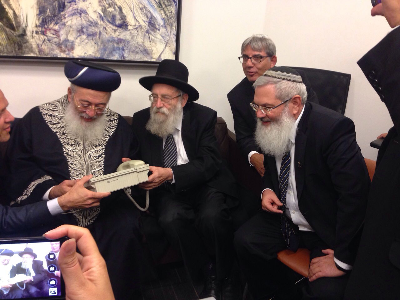 צפו בוידאו: נתניהו מברך את הרבנים הנבחרים שלמה עמאר ואריה שטרן