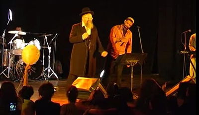 עממיות: הרב שמואל אליהו שר בפני נערות וילדות