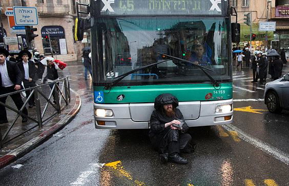 ירושלים: נעצר חשוד בהשחתת שלטי נשים באוטובוסים