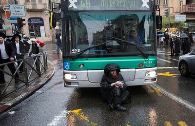 ירושלים: נעצר חשוד בהשחתת שלטי נשים באוטובוסים