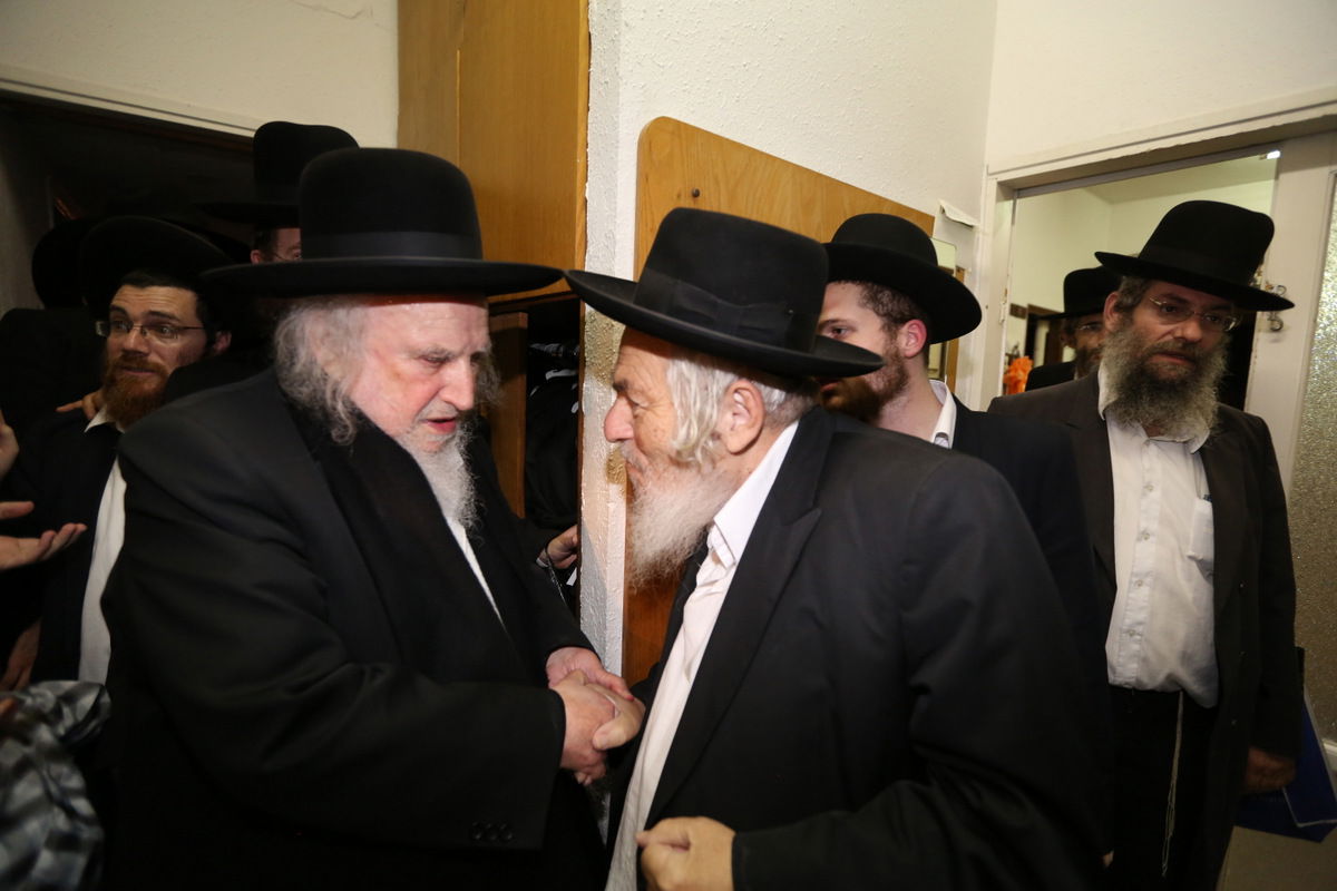 "רב'ה בחיידר שואל ילד קטן 'מה שלומך עציצון?'" • תיעוד