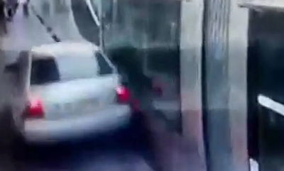 צפו: רכבו של המחבל דוהר על המדרכה בסמוך לרכבת