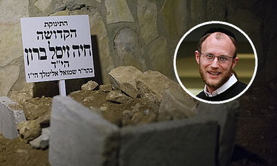 הרב שמעון גרוס על רקע קברה הטרי של הפעוטה הי"ד