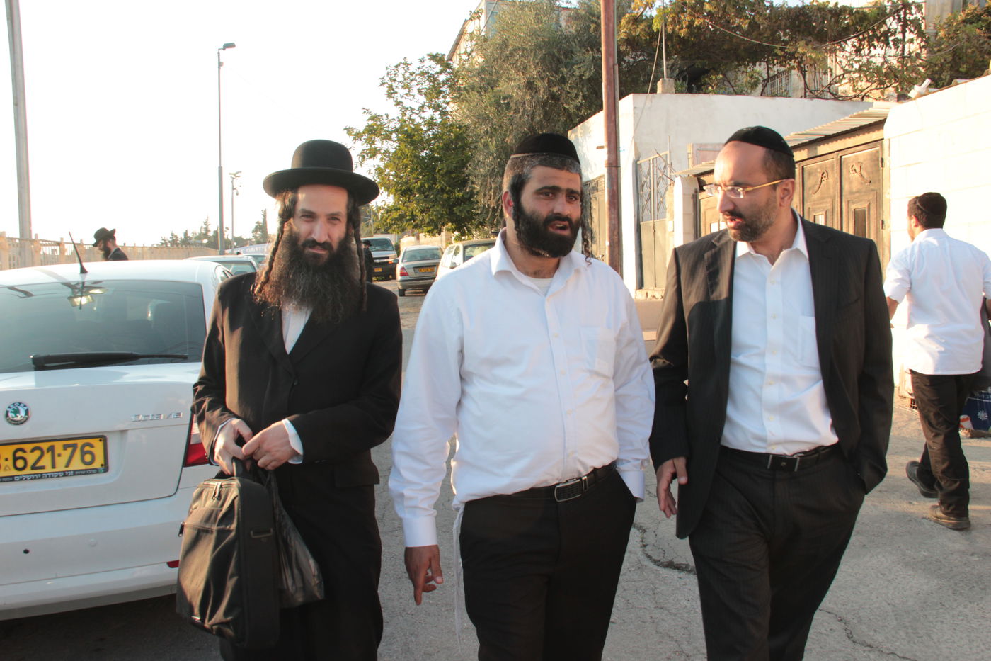 במרכז התמונה: הרב נורי חנניה, מנהל ציון שמעון הצדיק