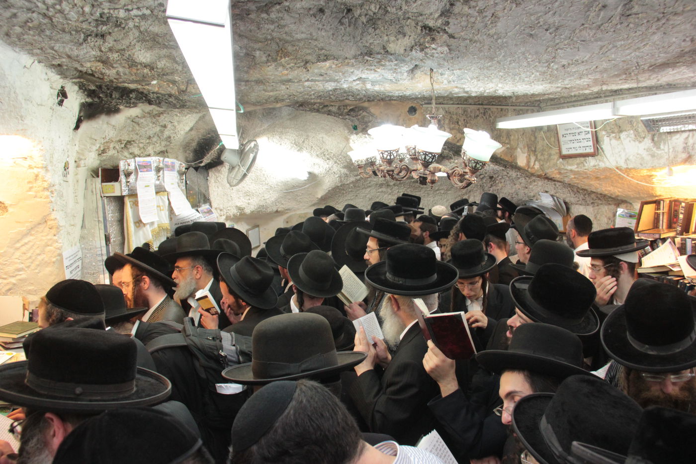 תיעוד: אלפים בהילולת 'שמעון הצדיק' בירושלים