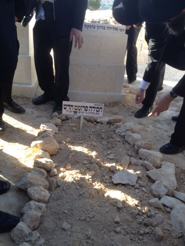 אלפים ליוו את הרבנית חסידה חדש ע"ה • תיעוד