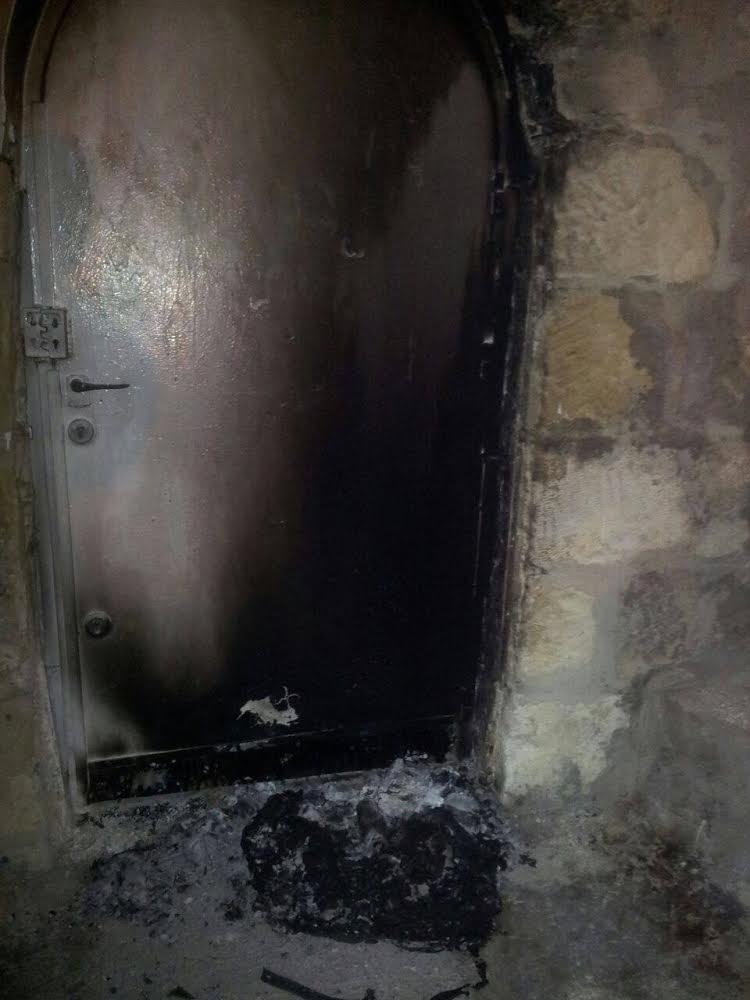 פורעים ערבים חיללו את חלקת גור בהר הזיתים, נתצו מצבות והבעירו אש