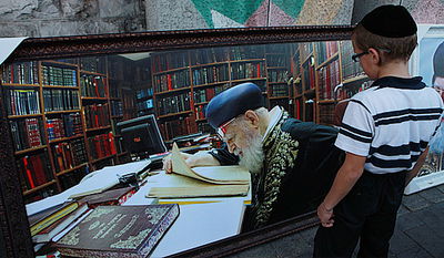 שנה לפטירת מרן הרב עובדיה יוסף; המונים עלו לקברו • גלריה