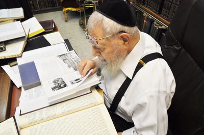 מרן הרב עובדיה יוסף זצוק"ל מעיין בספר "אביר הרועים"