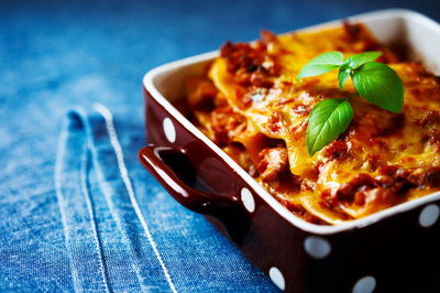 עלי לזניה ברוטב בזיליקום, עגבניות וזיתים