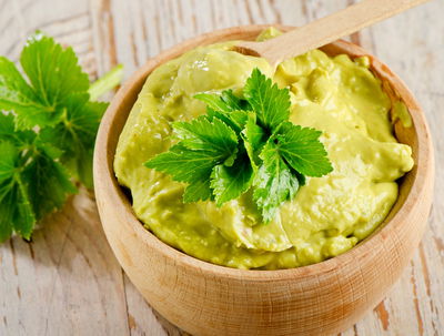 גוואקמולי: ממרח אבוקדו ובזיליקום