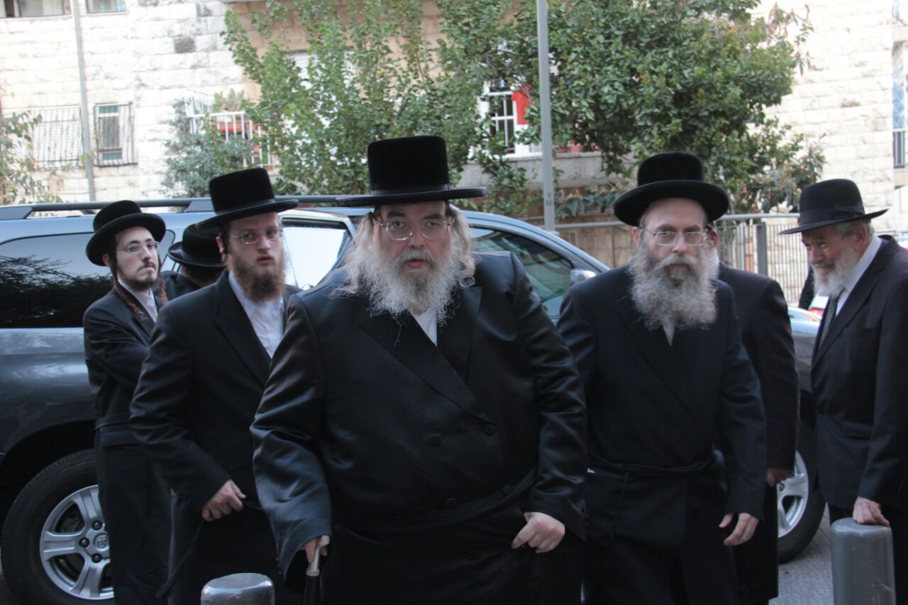 האדמו"ר מבעלזא בכניסה לפגישת המועצת
