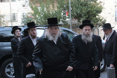 האדמו"ר מבעלזא בכניסה לפגישת המועצת