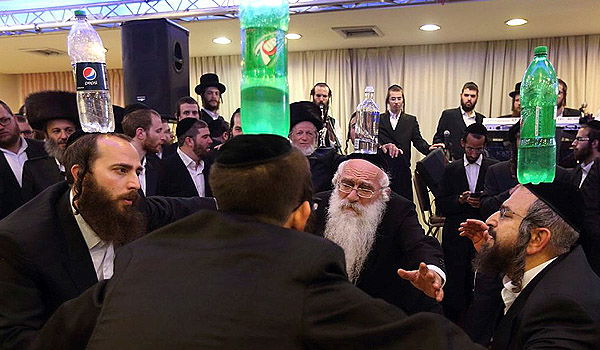 משפחת שניצר רוקדת בחתונת בערל'ה יעקובוביץ, לפני כשבוע