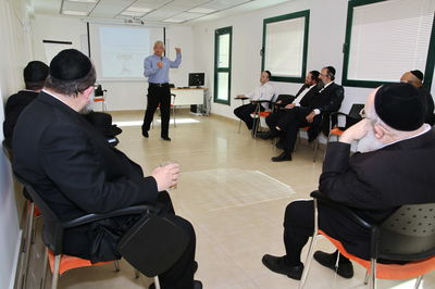 המונים ב'יריד הפרנסה' של 'כיוון' בירושלים