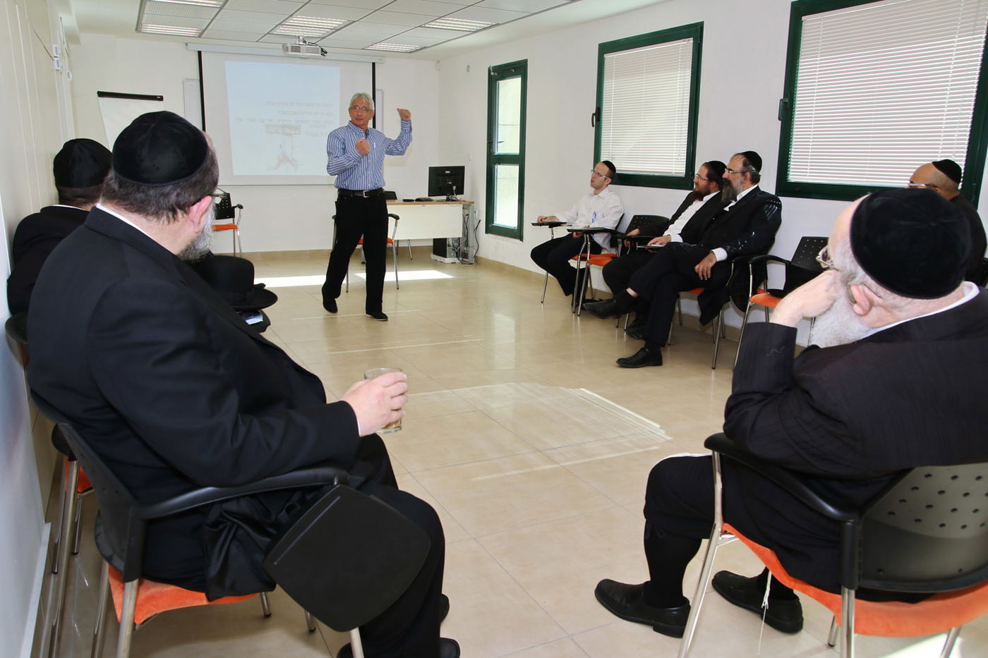 המונים ב'יריד הפרנסה' של 'כיוון' בירושלים