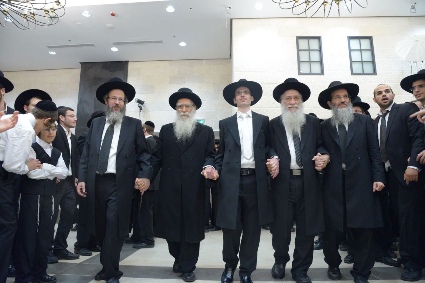 שמחת בית פוניבז' בנישואי נכדי ראשי הישיבה • תיעוד ענק