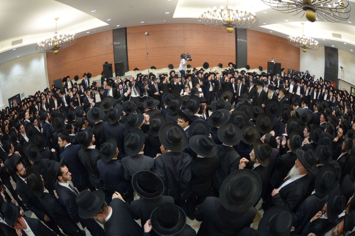 שמחת בית פוניבז' בנישואי נכדי ראשי הישיבה • תיעוד ענק