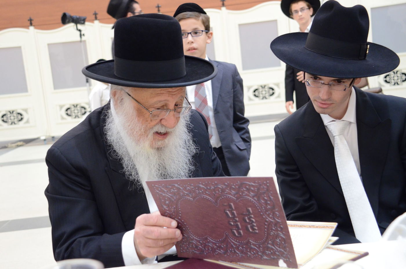 שמחת בית פוניבז' בנישואי נכדי ראשי הישיבה • תיעוד ענק