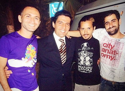 חסידים ו'שלישיית מה קשור'